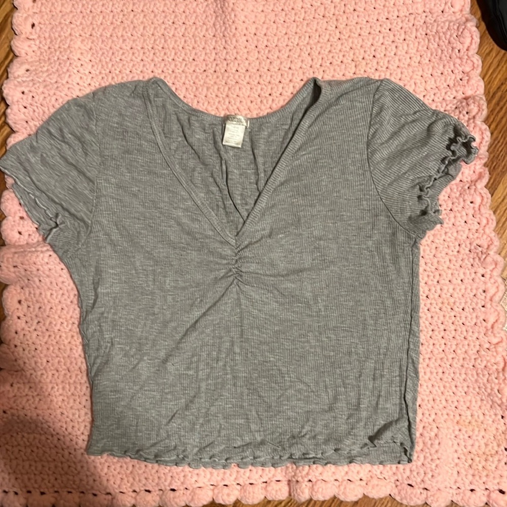 Cropped lettuce trim + ribbed shirt